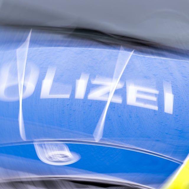 Der Schriftzug „Polizei“ auf der Kühlerhaube eines Autos, aufgenommen während einer Verkehrskontrolle.