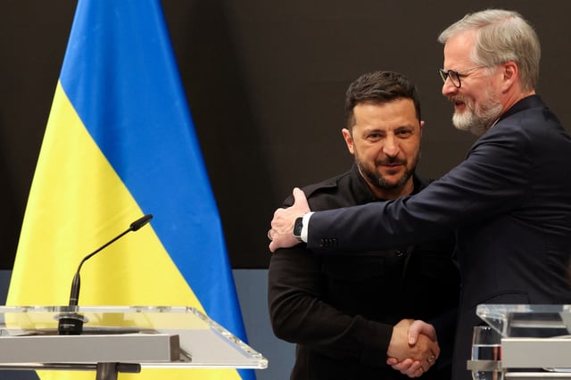 Czech Prime Minister Petr Fiala and Ukrainian President Volodymyr Zelenskiy shake hands as they hold a joint press conference, in Prague, Czech Republic, May 5, 2025. REUTERS/Eva Korinkova