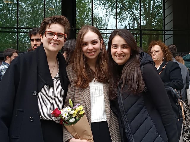 Susana, Ana (en el medio) y Dolores Carrillo, en la explanada de Sanidad