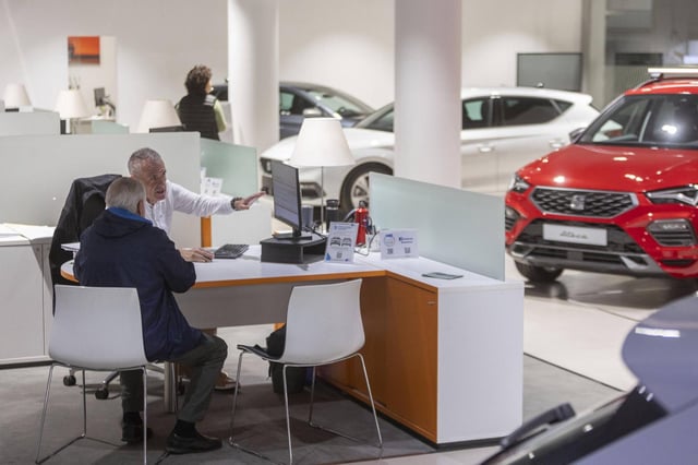 Venta de coches en un concesionario de València, en una imagen de archivo.