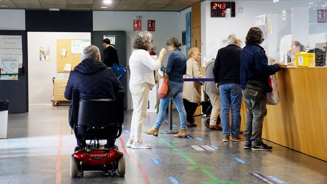 Usuarios pidiendo cita en el centro de Salud Rosalía de Castro-Beiramar, en Vigo.