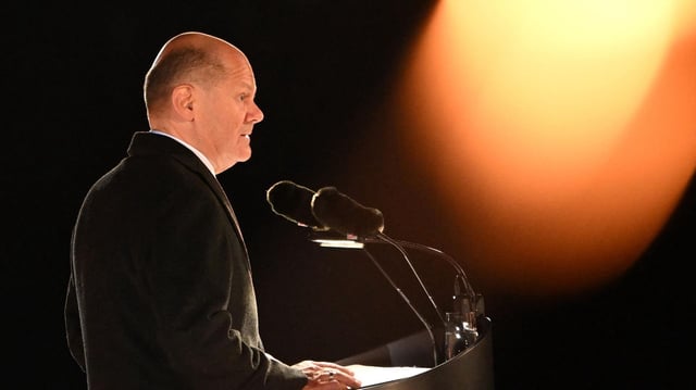 Olaf Scholz während seiner Rede beim Großen Zapfenstreich auf dem Hof des Verteidigungsministeriums in Berlin