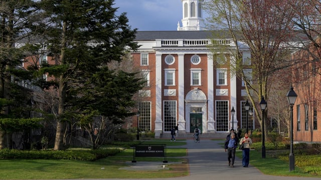 Menschen vor der Harvard Business School