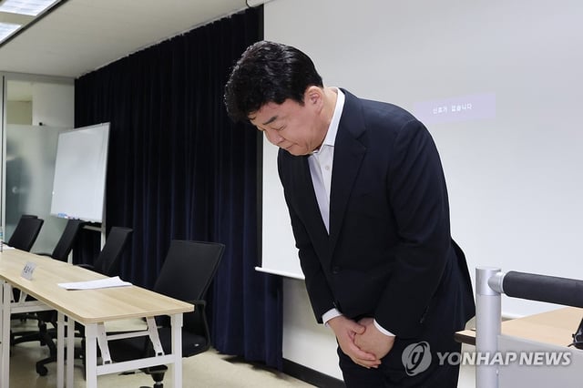 Baek Jong-won, CEO of the food franchise chain The BornKorea, apologizes to shareholders over a series of controversies over affiliated franchises during a shareholders' meeting in Seoul, in this March 28, 2025, file photo. (Yonhap)