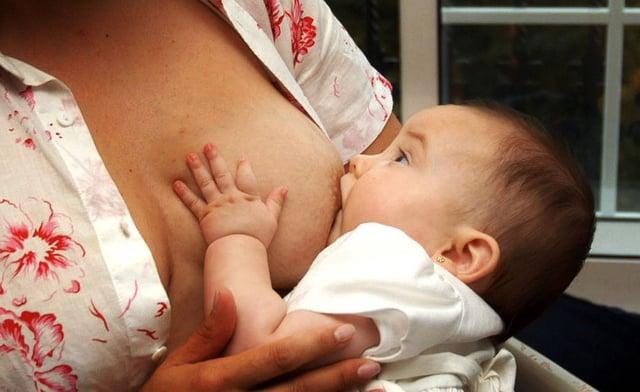 Una niña es amamantada por su madre en Pontevedra.