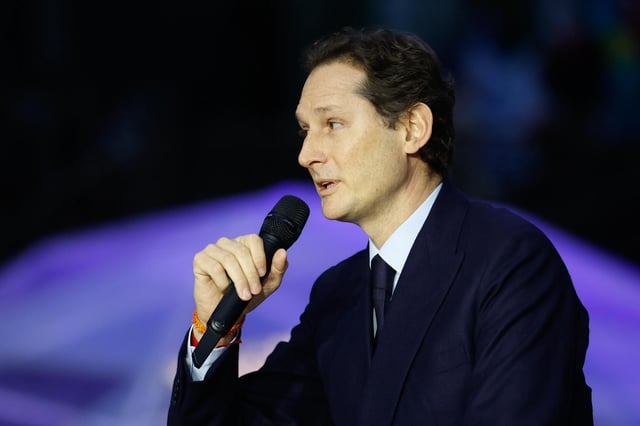 Les patrons de Stellantis et Renault demandent, dans un entretien publié lundi 5 mai 2025, à l’UE de simplifier en urgence sa réglementation. Photo de John Elkan, le président de Stellantis.