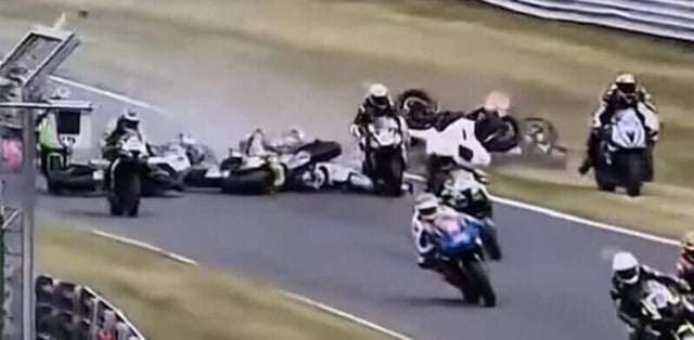 Tragedia in Superbike Uk, 2 morti e un ferito grave: "Incidente catastrofico"
