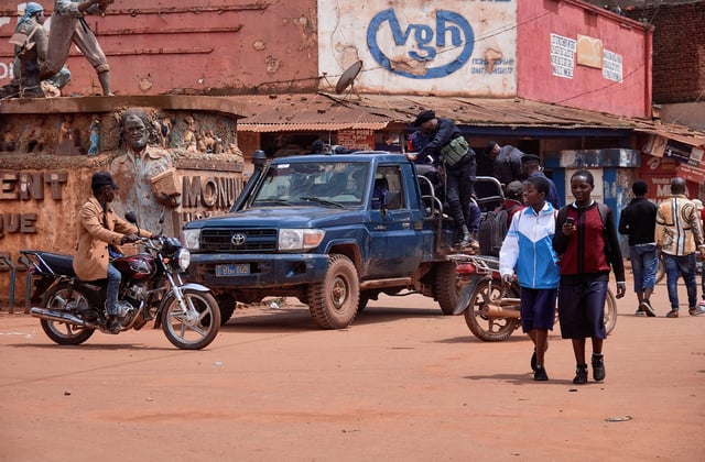 Congolese police officers patrol on their pick-up truck near the Historical monument of Butembo at an intersection of streets in Butembo, in the Democratic Republic of Congo April 1, 2025. REUTERS/Gradel Muyisa Mumbere/File Photo