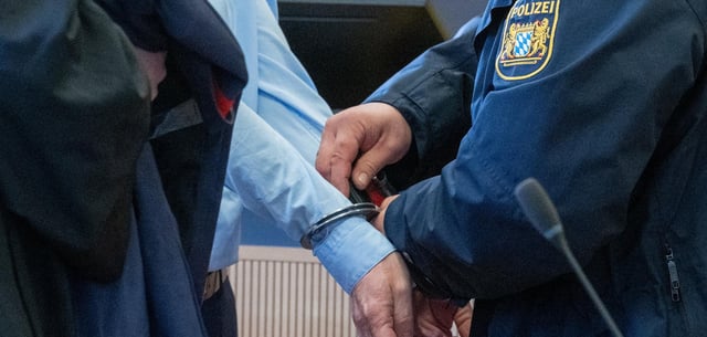 Obwohl der Mann in Handschellen war, gelang ihm die Flucht (Symbolbild)