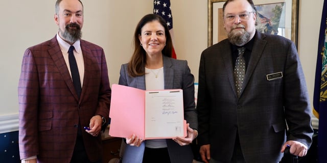 New Hampshire president trump bitcoin Breaking Push United States Bitcoin reserve Kelly Ayotte HB 302