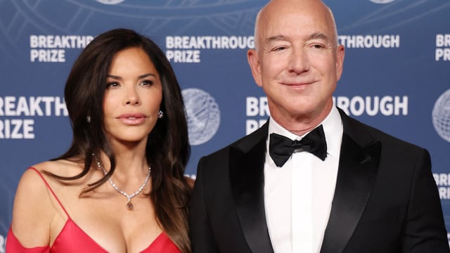 Executive Chairman of Amazon Jeff Bezos (R) and US author Lauren Sanchez attend the 11th Breakthrough Prize ceremony at Barker Hangar in Santa Monica, California, on April 5, 2025. (Photo by Michael Tran / AFP)