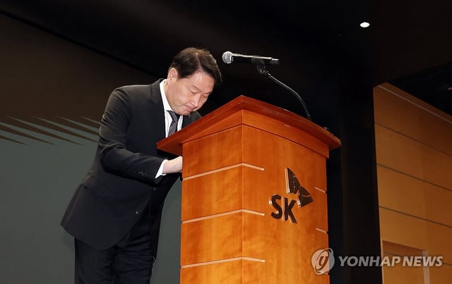 SK Group Chairman Chey Tae-won bows to apologize for a large-scale data breach during a press conference in Seoul on May 7, 2025. (Pool photo) (Yonhap)