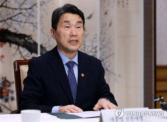 Acting President Lee Ju-ho speaks during an economic security strategy meeting at the government complex in Seoul on May 7, 2025. (Pool photo) (Yonhap)
