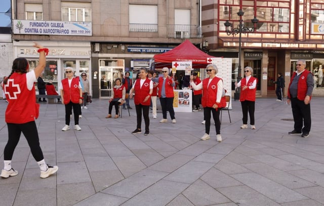 Usuarios del grupo de gimnasia de la organización en O Salnés realizaron una exhibición en la plaza de Galicia. |  FdV