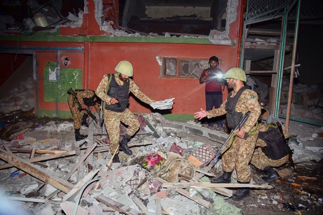 Pakistanische Soldaten begutachten die Schäden nach einem Angriff
