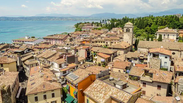 Blick über die Altstadt von Sirmione am Gardasee