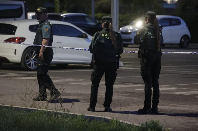 Agentes de la Guardia Civil en la noche del martes, investigando en el edificio Teixos de sa Coma, donde fue hallado el fallecido.