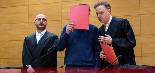 Der Hauptangeklagte Mwafak al-S. mit seinen Verteidigern im Landgericht Bielefeld