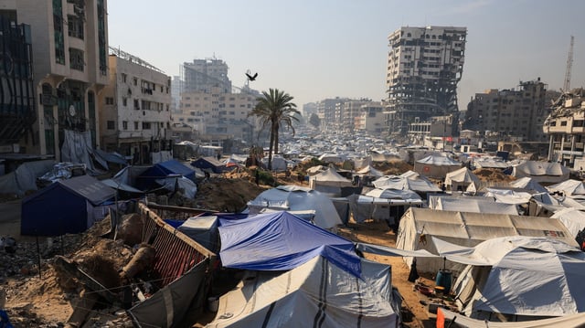 Des Palestiniens, déplacés par l’offensive militaire israélienne, se réfugient dans un camp de tentes, à Gaza, le 7 mai 2025.
