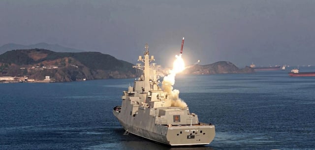 Raketentests von dem neuen nordkoreanischen Zerstörer „Choe Hyon“