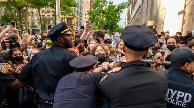 Protestierende und Polizisten vor der Columbia-Universität in New York.