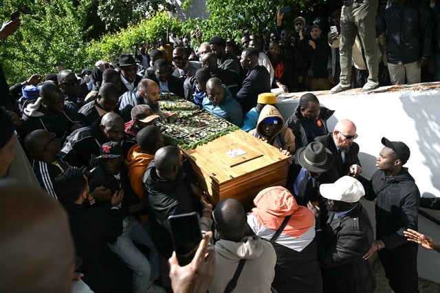 Des fidèles transportent le cercueil d’Aboubakar Cisse hors de la mosquée après une cérémonie à la Grande Mosquée de Paris, le 5 mai 2025.