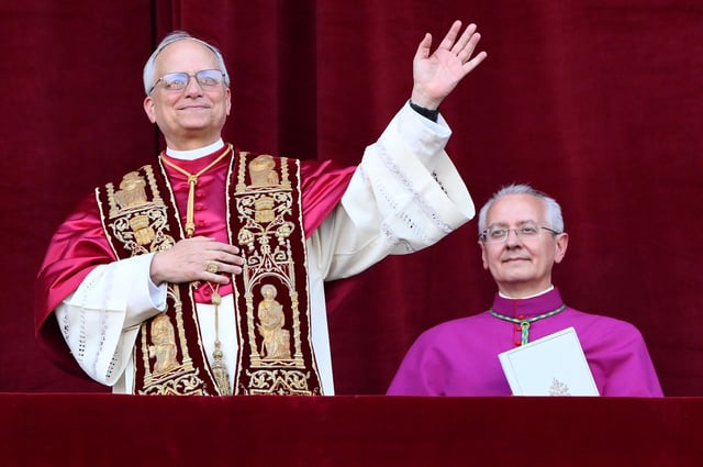 Las primeras imágenes de Robert Prevost, como papa León XIV