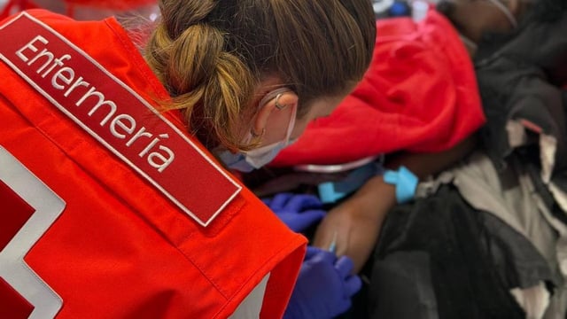 Los rescatados por Salvamento Marítimo han sido atendidos por Cruz Roja y aseguran que otras 6 personas murieron en la travesía y llevaban 15 días a la deriva
