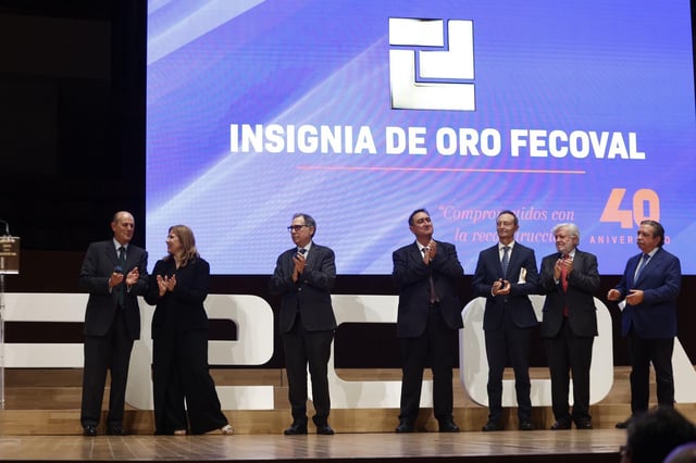 Los presidentes de Fecoval de los últimos cuarenta años en el momento de recibir la insignia de oro.