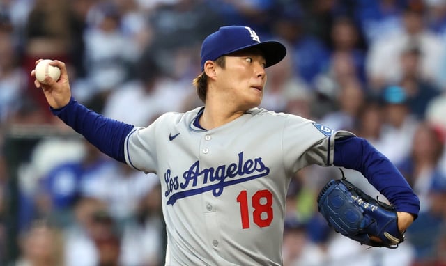 Dodgers starting pitcher Yoshinobu Yamamoto throws to the plate during the first inning of their game against the Arizona Diamondbacks on Thursday night in Phoenix. (Photo by Chris Coduto/Getty Images)