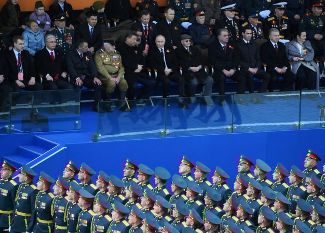 El presidente de Rusia, Vladimir Putin, preside el gran desfile en Moscú para celebrar la victoria sobre los nazis hace 80 años.