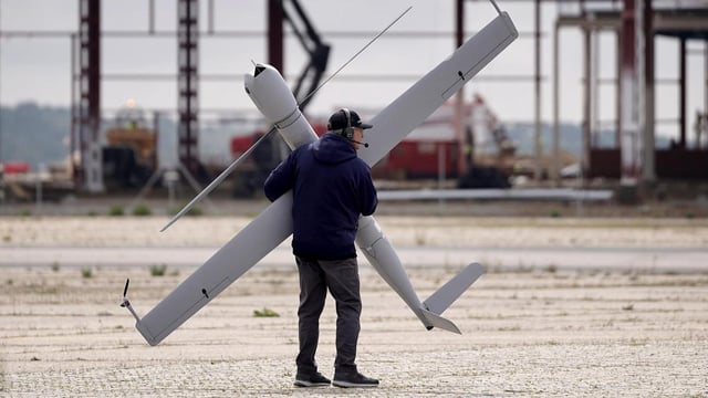 Hasta ahora, en avances de unidades militares con apoyo aéreo, los helicópteros iban por delante protegiendo a hombres y blindados. En un futuro inmediato serán los drones los que vayan por delante para informar de amenazas a los helicópteros… y proteger a vehículos y hombres. Es la principal aplicación militar del Flexrotor, una aeronave autónoma con la que