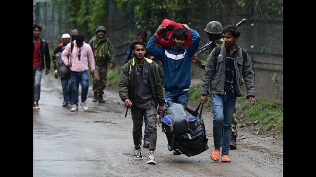 Labourers from outside the state leave after overnight, after artillery shelling by Pakastan at Uri ,north of Srinagar, on Friday. (Waseem Andrabi /Hindustan Times)