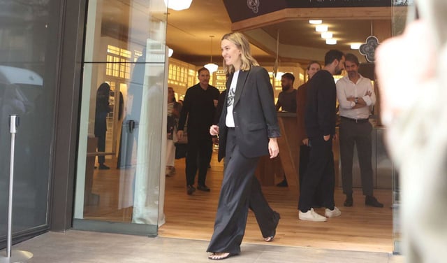 Arriba, Marta Ortega saliendo de la tienda. Abajo, con el CEO, Óscar García Maceiras, y otros empleados. |  Iago López