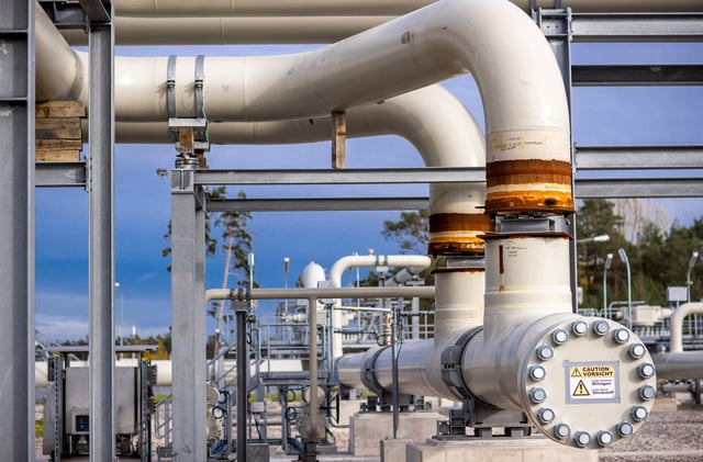 Rohrsysteme und Absperrventile sind der Erdgasempfangsstation der Ostseepipeline Nord Stream verlegt. Noch fehlen die letzten Verbindungen zwischen den Rohrsystemen, diese werden erst nach Fertigstellung der Pipeline angeschlossen. Später sollen sechseinhalb Millionen Kubikmeter Erdgas pro Stunde hier verarbeitet werden und mit dem richtigen Druck an weiterführende Pipelines abgegeben werden. Ursprünglich sollte die Pipeline für Erdgas aus Russland Ende 2019 in Betrieb gehen. Knapp acht Milliarden Euro wurden bereits in die Pipeline investiert. Derzeit fehlen noch 150 des insgesamt 2.360 Kilometer langen Doppelstrangs der deutsch-russischen Erdgagspipeline Nord Stream 2.