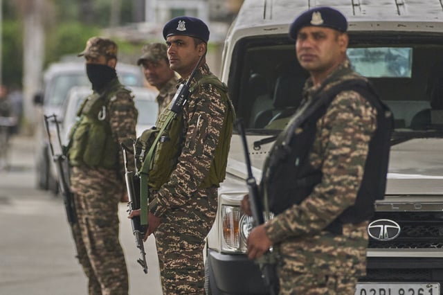 Indische paramilitärische Soldaten stehen Wache an einem provisorischen Kontrollpunkt auf einer Straße: Im Konflikt zwischen Indien und Pakistan ist eine Waffenruhe vereinbart worden.