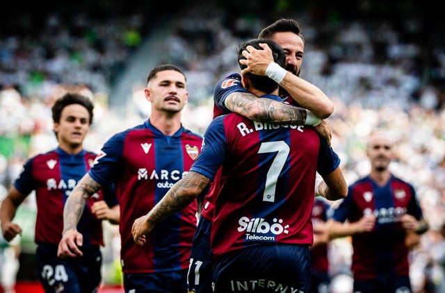 Brugué y Morales celebran uno de los goles del Levante en el Martínez Valero.