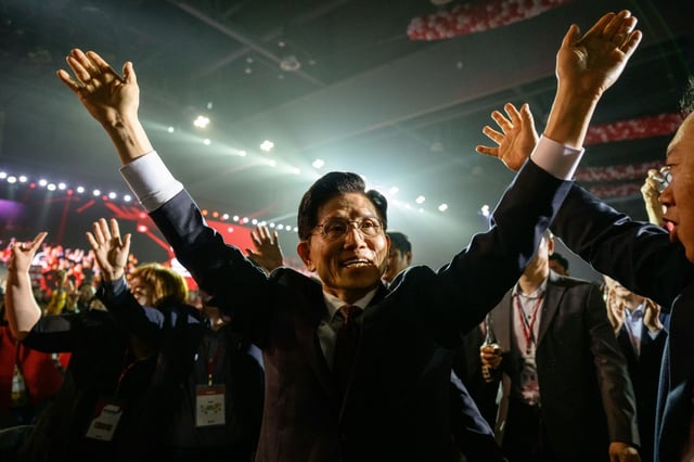 The People Power Party formally registered Kim Moon-soo as its official presidential candidate on Sunday, a day after it tried to cancel his candidacy