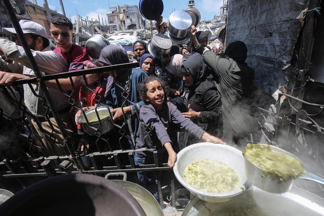 Imagen de reparto de comida en Gaza.
