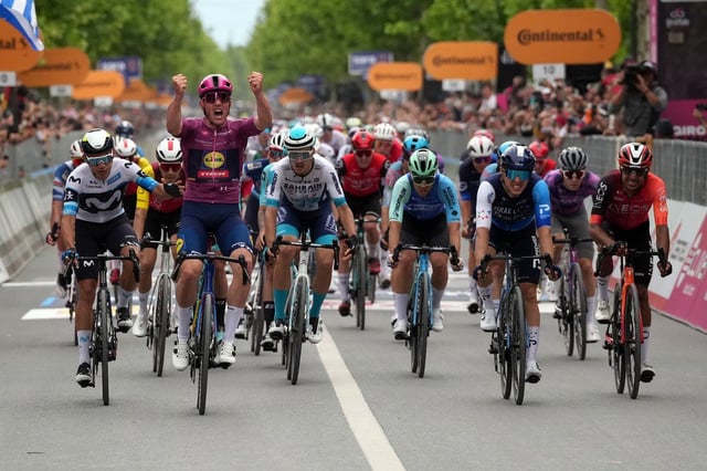 Pedersen, de violeta, se impone en la tercera etapa del Giro.