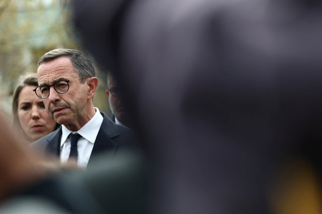 Le ministre français de l’Intérieur Bruno Retailleau devant l’école Notre-Dame-de-Toutes-Aides après une attaque au couteau à Nantes, le 24 avril 2025.