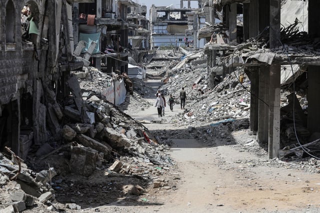 Palestinos desplazados se refugian en tiendas improvisadas y escuelas o casas gravemente dañadas.