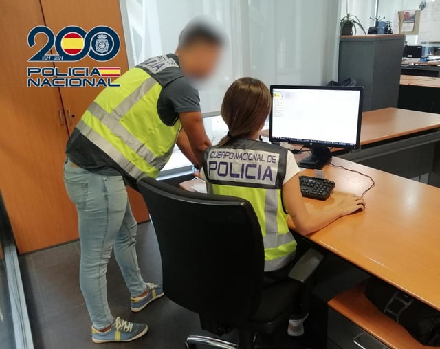 Dos investigadores de la Policía de Alicante.