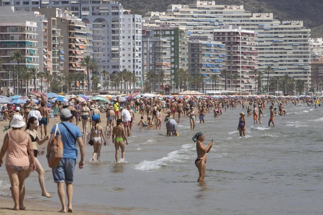 Bañistas en la playa de Cullera, en una imagen de archivo.