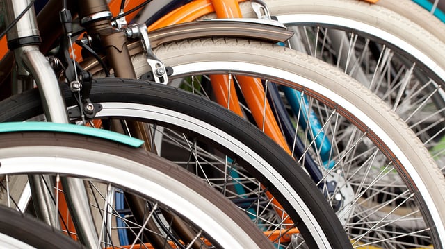 Eine Reihe von Fahrrad-Vorderreifen in bunt.