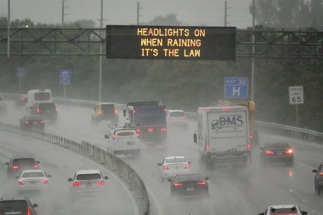 Commuters drive through rain near southbound I-95 at Commercial Boulevard in Fort Lauderdale on Monday, May 12, 2025. (Joe Cavaretta/South Florida Sun Sentinel)