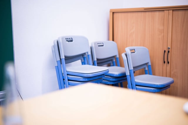 Leere Stühle in einer Schule in Nordrhein-Westfalen: Allein in diesem Bundesland ist die Zahl der Bußgeldverfahren wegen Schulschwänzer um 45 Prozent gestiegen. (Symbolbild)