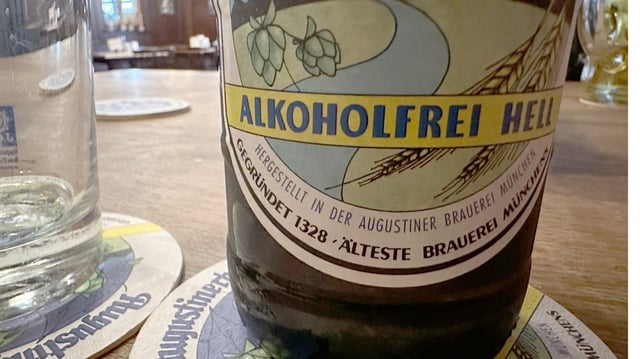 Das Augustiner Helles alkoholfrei sorgt seit seinem Marktstart im März 2024 für Aufsehen – und ist in Getränkemärkten kaum zu finden.