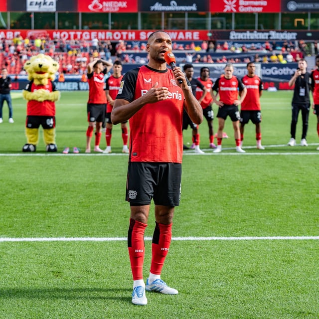 Jonathan Tah verabschiedet sich von den Leverkusener Fans
