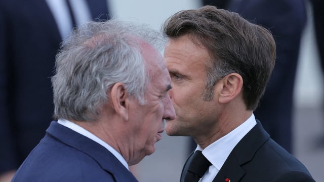 François Bayrou et Emmanuel Macron, à Paris, le 8 mai 2025, lors du 80e anniversaire de la victoire du 8 mai 1945.